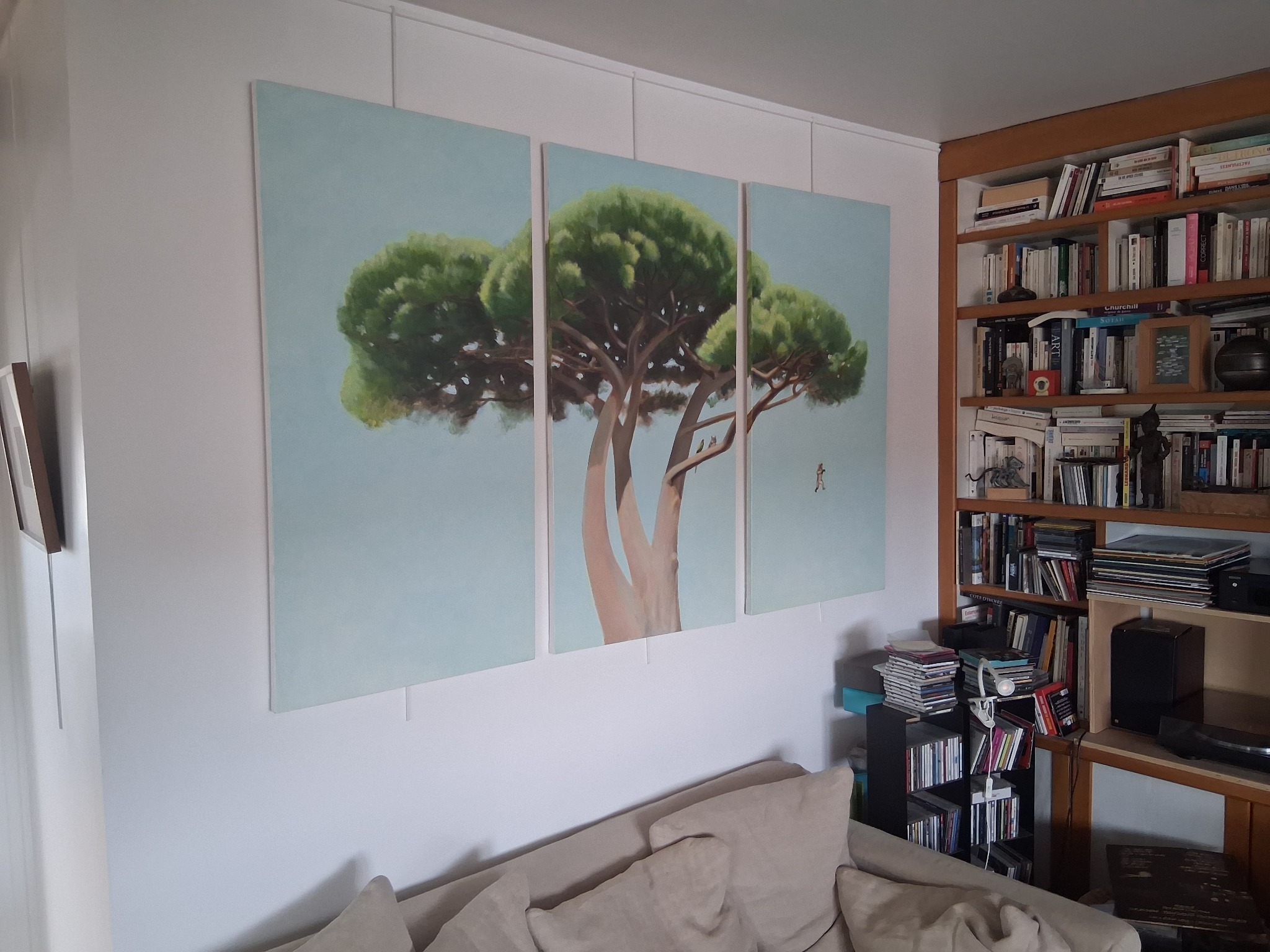 Grand triptyque de Kyoko Dufaux installé dans un intérieur
