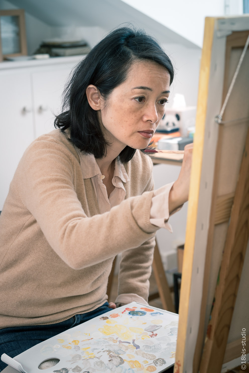 Kyoko Dufaux peignant dans son atelier